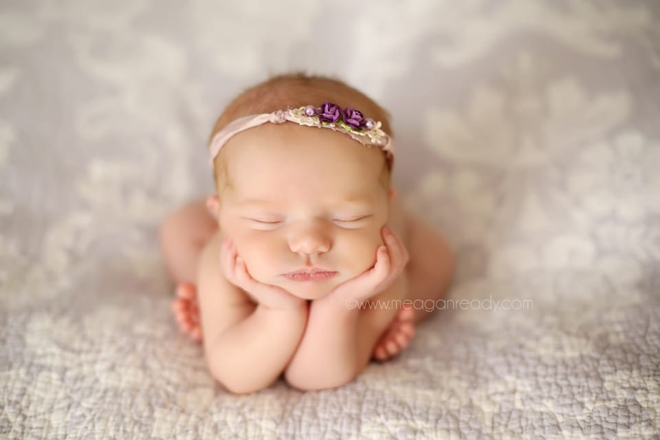 tulsa-newborn-chin-in-hands-photo-purple-blanket